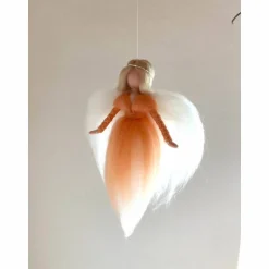 gefilzter zarter Engel aus Märchenwolle, Filzengel, gefilzter Engel, Apricot, Filzfigur, Jahreszeitentisch