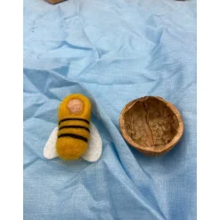 gefilztes Bienenbaby, Baby in der Nussschale, Jahreszeitentisch, Filzfee, Blumenkinder