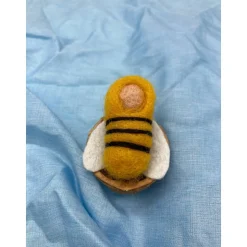 gefilztes Bienenbaby, Baby in der Nussschale, Jahreszeitentisch, Filzfee, Blumenkinder