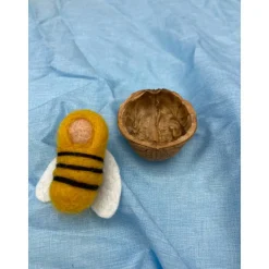 gefilztes Bienenbaby, Baby in der Nussschale, Jahreszeitentisch, Filzfee, Blumenkinder