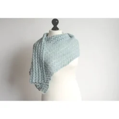 Gehäkelte eisblaue Stola für die Winterbraut . Schultertuch mit Perlen und Mohair . Edles Häkeltuch . Etwas Blaues für die Braut