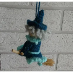 Gehäkelte Hexe auf Hexenbesen - klein (petrol/türkis)