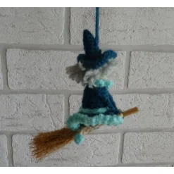 Gehäkelte Hexe auf Hexenbesen - klein (petrol/türkis)