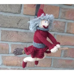 Gehäkelte Hexe auf Hexenbesen dunkelrot-grau