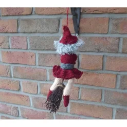 Gehäkelte Hexe auf Hexenbesen dunkelrot-grau