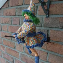 Gehäkelte Hexe auf Hexenbesen bunt