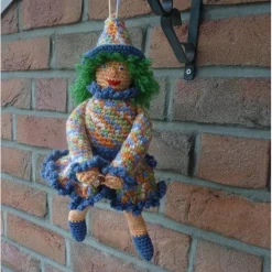 Gehäkelte Hexe auf Hexenbesen bunt