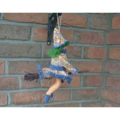 Gehäkelte Hexe auf Hexenbesen bunt