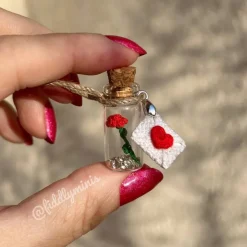 Gehäkelte Mini Rose im Glasflakon mit Briefanhänger und persönlicher Nachricht (microcrochet)