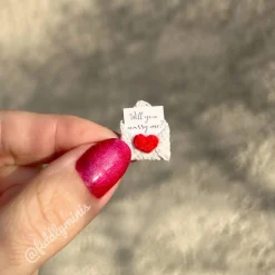 Gehäkelte Mini Rose im Glasflakon mit Briefanhänger und persönlicher Nachricht (microcrochet)