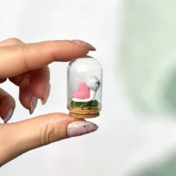 Gehäkelte Mini Schnecke mit Schneckenhäuschen in Herzform (microcrochet) - Perfekt als Geschenk zum Valentinstag