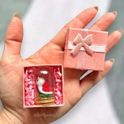 Gehäkelte Mini Schnecke mit Schneckenhäuschen in Herzform (microcrochet) - Perfekt als Geschenk zum Valentinstag