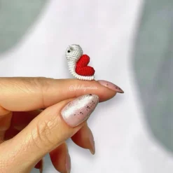 Gehäkelte Mini Schnecke mit Schneckenhäuschen in Herzform (microcrochet) - Perfekt als Geschenk zum Valentinstag