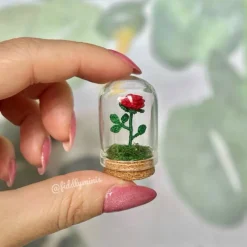 Gehäkelte Rose in einer Glaskuppel (microcrochet)