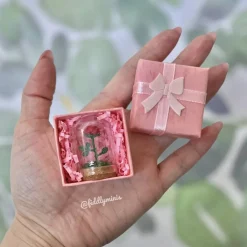 Gehäkelte Rose in einer Glaskuppel (microcrochet)