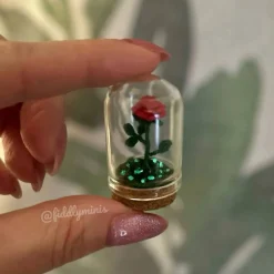 Gehäkelte Rose in einer Glaskuppel (microcrochet)