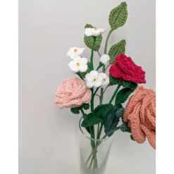 Gehäkelte Rosen mit Vergissmeinnicht | außergewöhnlicher Blumenstrauß zum Verschenken | besonderer Hochzeitsstrauß