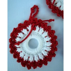 gehäkelter Baumschmuck in den klassischen Farben rot/weiß