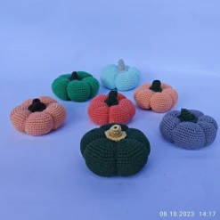 gehäkelter Kürbis für die Herbstdekoration