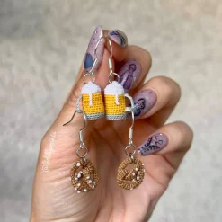 Gehäkelter Mini Bierkrug/Brezel (microcrochet)