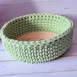 Gehäkelter Osterkorb in Matcha mit Holzboden „Frohe Ostern“ – Handgemachte Osterdeko & Geschenkidee