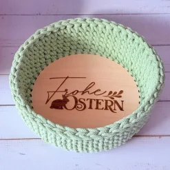 Gehäkelter Osterkorb in Matcha mit Holzboden „Frohe Ostern“ – Handgemachte Osterdeko & Geschenkidee