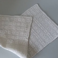 Gehäkelter Tischläufer wollweiß rechteckig – Handarbeit Tischdeko für schön gedeckten Tisch, 55 x 23 cm