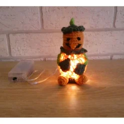 Gehäkeltes Kürbismännchen mit LED-Beleuchtung