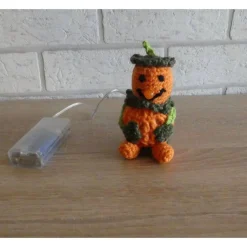 Gehäkeltes Kürbismännchen mit LED-Beleuchtung