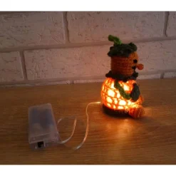 Gehäkeltes Kürbismännchen mit LED-Beleuchtung