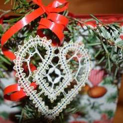 Geklöppelter Christbaumschmuck Herz 1 aus Spitze – Weiß-Gold, 6x6 cm