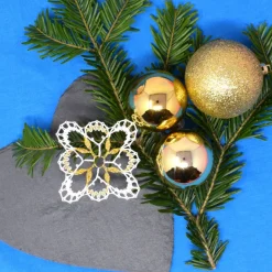 geklöppelter Ornament weiß-gold