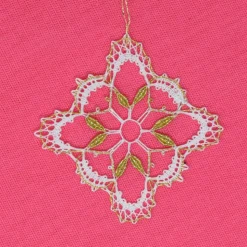 geklöppelter Ornament weiß-gold