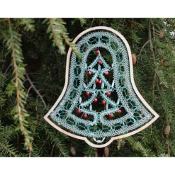 Geklöppeltes Fensterbild Christbaum – Handarbeit im Holzrahmen, silber-dunkelgrün, 21x20 cm