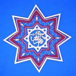 Geklöppeltes Fensterbild „Kugeln mit Zweig“ – Weihnachtsdeko im Holzrahmen, rot-silber, 21,5 cm