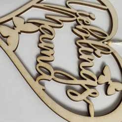 Gelasertes Herz mit Schriftzug "Lieblings Mama", Sperrholzherz als Muttertagsgeschenk