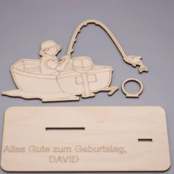Geldgeschenk Angler mit Boot - aus Holz personalisiert