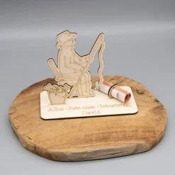Geldgeschenk Angler sitzend - aus Holz personalisiert