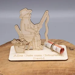 Geldgeschenk Angler sitzend - aus Holz personalisiert