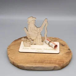 Geldgeschenk Angler sitzend - aus Holz personalisiert