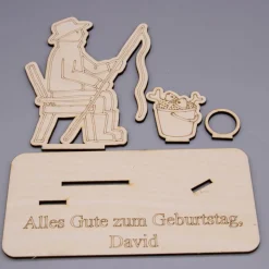 Geldgeschenk Angler sitzend - aus Holz personalisiert