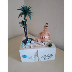 Geldgeschenk Box Urlauber – Frau oder Mann am Strand mit Palme, Muscheln & Innendeko – Geschenkidee für Strandurlauber