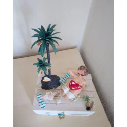 Geldgeschenk Box Urlauber – Frau oder Mann am Strand mit Palme, Muscheln & Innendeko – Geschenkidee für Strandurlauber