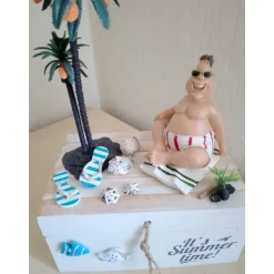 Geldgeschenk Box Urlauber – Frau oder Mann am Strand mit Palme, Muscheln & Innendeko – Geschenkidee für Strandurlauber