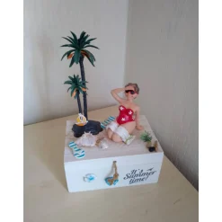 Geldgeschenk Box Urlauber – Frau oder Mann am Strand mit Palme, Muscheln & Innendeko – Geschenkidee für Strandurlauber