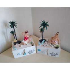 Geldgeschenk Box Urlauber – Frau oder Mann am Strand mit Palme, Muscheln & Innendeko – Geschenkidee für Strandurlauber