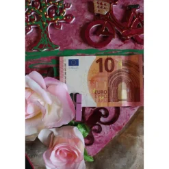 Geldgeschenk Collage mit Fahrrad ROSENHERZ, abstrakt gestaltet auf einem herzförmigen Bambusbrett mit künstlichen Rosen