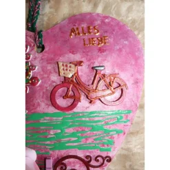 Geldgeschenk Collage mit Fahrrad ROSENHERZ, abstrakt gestaltet auf einem herzförmigen Bambusbrett mit künstlichen Rosen