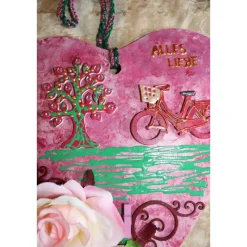 Geldgeschenk Collage mit Fahrrad ROSENHERZ, abstrakt gestaltet auf einem herzförmigen Bambusbrett mit künstlichen Rosen