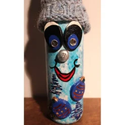 Geldgeschenk Dekofigur BLAUWICHTEL Weihnachtswichtel witzige Upcyclingfigur aus Weinflasche, gestrickte Accessoires